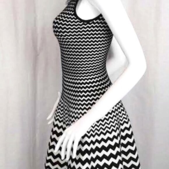 GIG BLACK AND WHITE ZIG ZAG KNIT FIT & FLARE DRESS Size Small - Picture 9 of 11